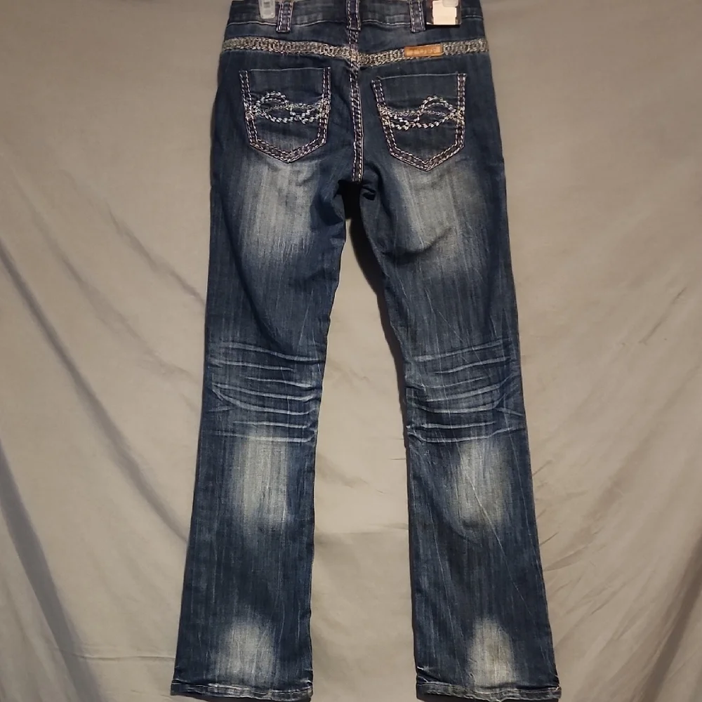 Cowgirl Tuff NWT Trailblaibers Blue Denim Jeans with Embroidery In Size 29